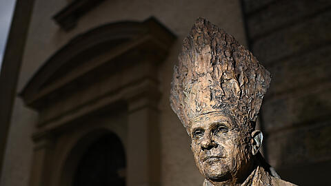 Eine Büste des emeritierten Papsts Benedikt XVI..