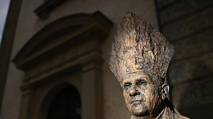 Eine Büste des emeritierten Papsts Benedikt XVI..