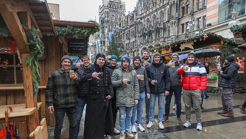 Mal weißer, mal roter Glühwein: Die Schüler der Bautechnikerschule – am Marienplatz. Hier kostet der Glühwein zwischen fünf und sechs Euro. Mal weißer, mal roter Glühwein: Die Schüler der Bautechnikerschule – am Marienplatz. Hier kostet der Glühwein zwischen fünf und sechs Euro.