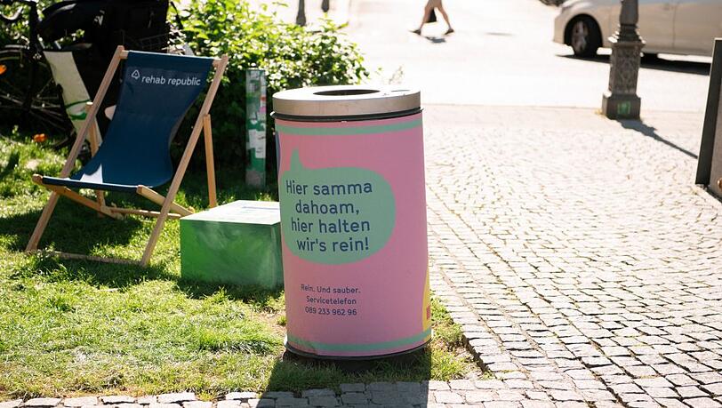 Müll muss nicht immer trist und grau daherkommen. Bunt sieht das alles schon viel fröhlicher aus. Müll muss nicht immer trist und grau daherkommen. Bunt sieht das alles schon viel fröhlicher aus.