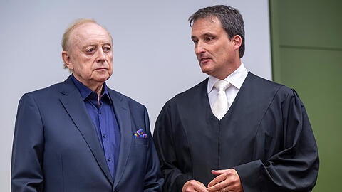 Alfons Schuhbeck und sein Anwalt Norbert Scharf im Gerichtssaal des Landgericht München I