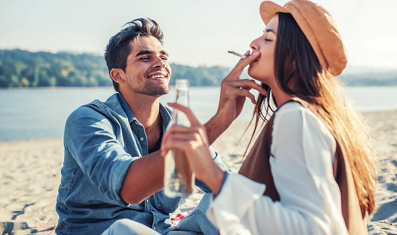 In den USA ist das Rauchen am Strand meist untersagt und nur an bestimmten Pl&auml;tzen erlaubt. Hierzulande werden ebenfalls immer mehr Str&auml;nde rauchfrei. Doch auch an Str&auml;nden ohne Rauchverbot sollte man R&uuml;cksicht nehmen. Besonders Familien und &auml;ltere Menschen freuen sich, wenn sie nicht vom Rauch bel&auml;stigt werden. Achten Sie darauf, dass der Wind den Rauch nicht zu anderen Badeg&auml;sten tr&auml;gt.