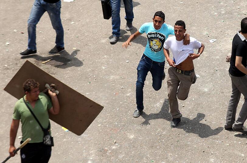 Drei Wochen vor der Präsidentenwahl in Ägypten sind bei Zusammenstößen zwischen Schlägertrupps und Demonstranten in Kairo mindestens elf Menschen getötet worden. Soldaten und Polizisten griffen mehrere Stunden lang nicht ein, obwohl die blutigen Ausschreitungen in direkter Nähe des Verteidigungsministeriums stattfanden, berichteten Augenzeugen am Mittwoch. Die Bilder aus Kairo.