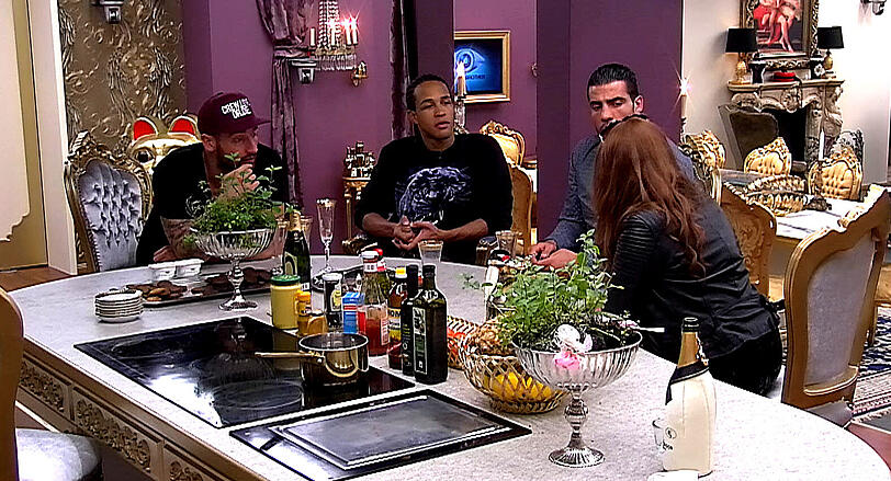Georgina im Gespräch mit den Jungs.