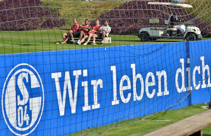 Die Bilder vom Besuch der Bayern auf dem Schalke-Trainingsgelände.