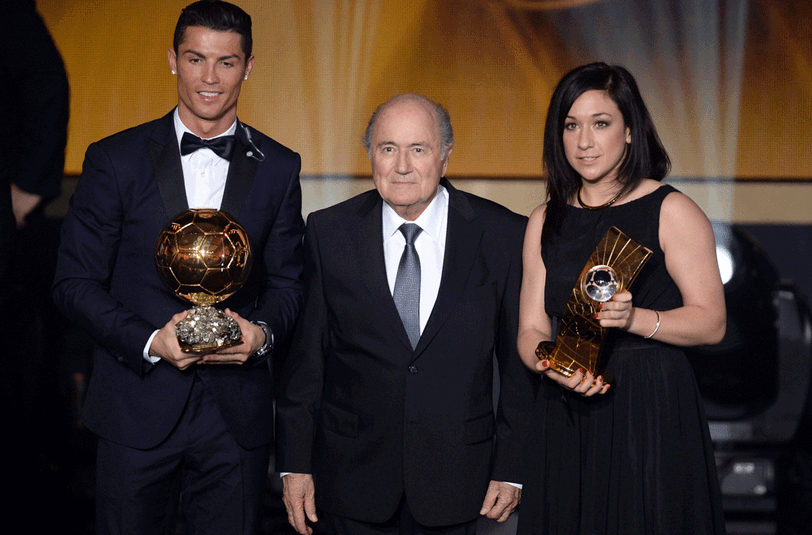 Sepp Blatter flankiert von Cristiano Ronaldo und Nadine Keßler.