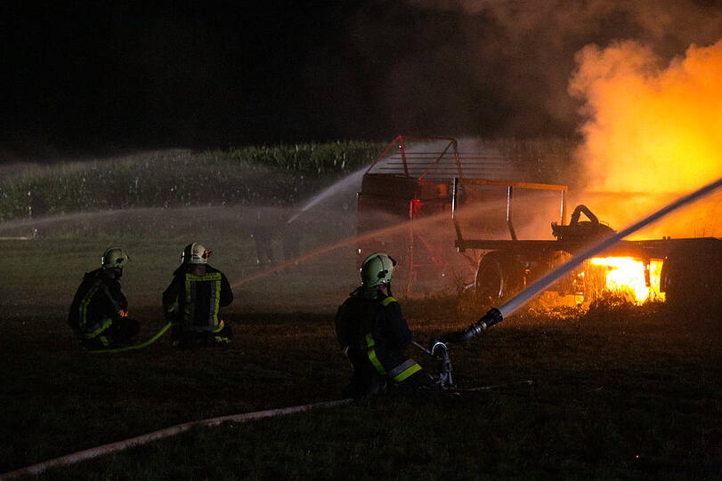 Drei Menschen verletzten sich leicht, als sie versuchten den Brand zu löschen. Mehrere Pferde auf einer nahe gelegenen Koppel mussten in Sicherheit gebracht werden.