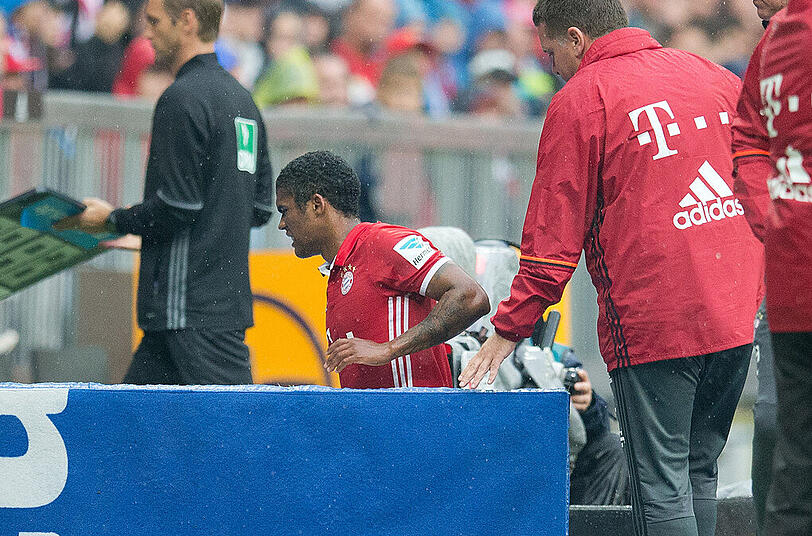 Unfreiwilliger Abgang: Douglas Costa verlässt mit schmerzverzerrtem Gesicht das Spielfeld.