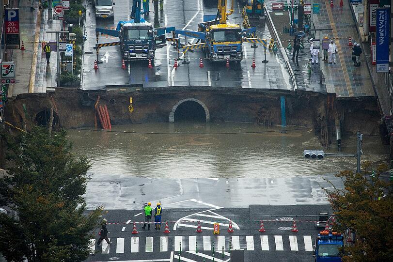 Nach Angaben der Verkehrsbehörden fanden unter der Straße Bauarbeiten an einer U-Bahnlinie statt. Bilder vom Riesenkrater gibt's hier.