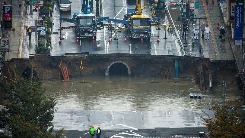 Nach Angaben der Verkehrsbehörden fanden unter der Straße Bauarbeiten an einer U-Bahnlinie statt. Bilder vom Riesenkrater gibt's hier. Nach Angaben der Verkehrsbehörden fanden unter der Straße Bauarbeiten an einer U-Bahnlinie statt. Bilder vom Riesenkrater gibt's hier.
