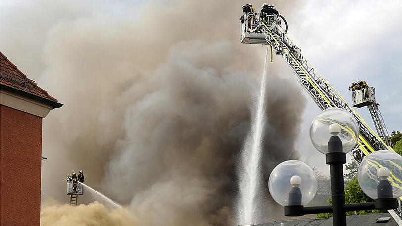 12.05.2017: Feuerwehrleute versuchen von Drehleitern aus einen Brand in Bayreuth (Bayern) zu löschen. Ein Brand in einer Diskothek hat am Donnerstag in Bayreuth einen Großeinsatz der Feuerwehr ausgelöst. "Das Gebäude brennt lichterloh", teilte ein Polizeisprecher am Abend mit. Durch das Feuer sei es zudem zu einer "massiven Rauchentwicklung" gekommen.