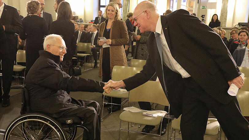 Handschlag vom alten Präsidenten: Norbert Lammert (re.) grüßt Wolfgang Schäuble, seinen Nachfolger als Bundestagspräsident.