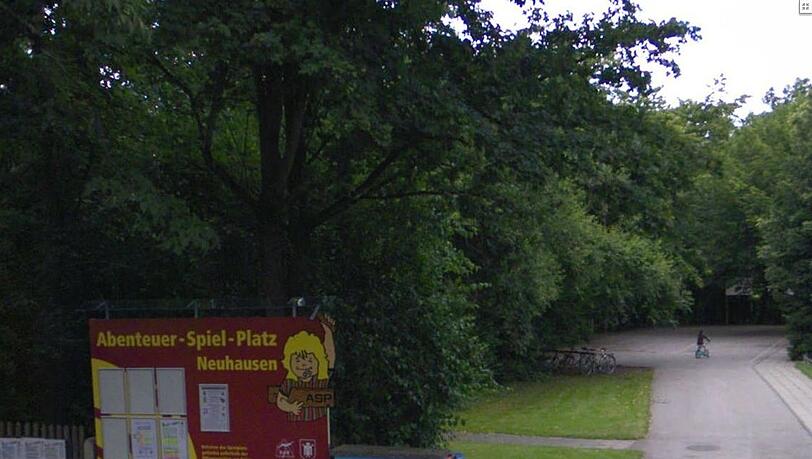 Hier geht's rein: Der Abenteuerspielplatz in Neuhausen. Mitarbeiter haben jetzt 500 Euro für eine Fereinfreizeit bekommen. Hier geht's rein: Der Abenteuerspielplatz in Neuhausen. Mitarbeiter haben jetzt 500 Euro für eine Fereinfreizeit bekommen.