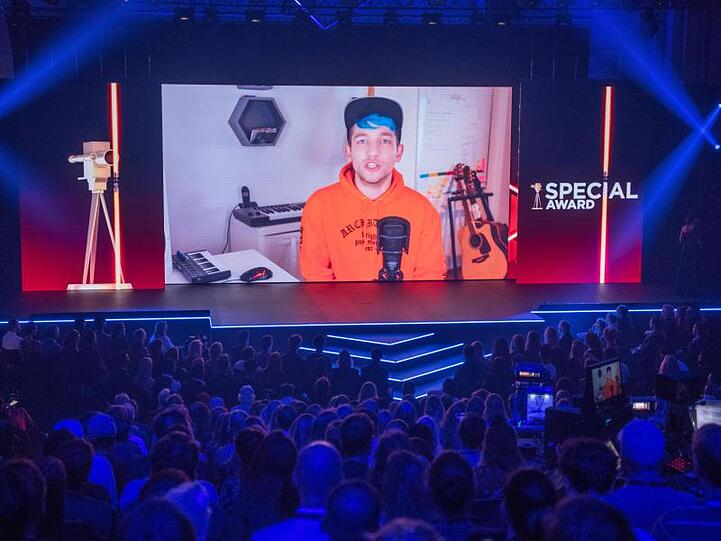 Youtuber Rezo bedankt sich für den Sonderpreis der Jury per Videobotschaft.