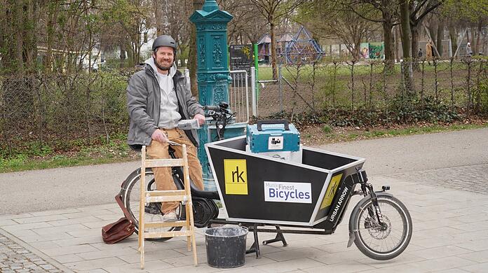 Ralph Kilian mit seinem Arbeits-Lastenrad am Tassiloplatz. Er nutzt das Fahrzeug nahezu täglich.
