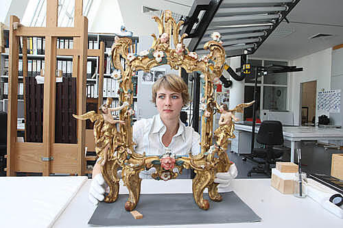 Restauratorin Elisabeth Taube mit einem süddeutschen Depositorium (Aufbewahrungsort) für Reliquien aus der zweiten Hälfte des 18. Jahrhunderts.