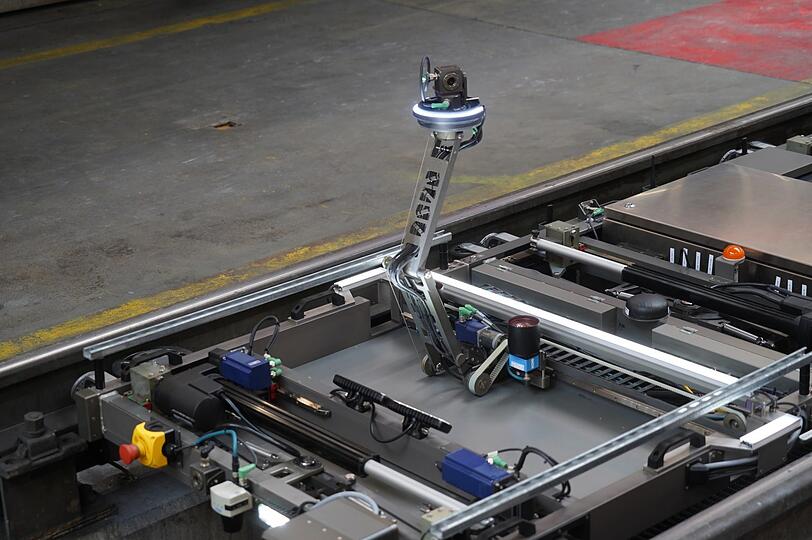 Drei Kameras sind an dem Roboter angebracht. Sie sollen Bilder von dem Unterboden der S-Bahn machen.