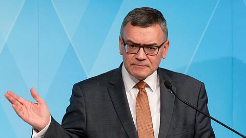 Florian Herrmann (CSU), Leiter der bayerischen Staatskanzlei, nimmt nach einer Kabinettssitzung an einer Pressekonferenz teil.