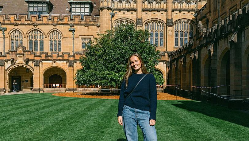 Prinzessin Ingrid Alexandra posiert vor ihrer neuen Universität in Australien.