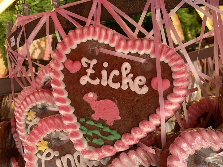 Nicht jedem männlichen Wiesn-Besucher wird empfohlen, seiner Angebeteten ein solches Herz zu überreichen. Denn nicht immer könnte das Geschenk richtig aufgefasst werden. Nicht jedem männlichen Wiesn-Besucher wird empfohlen, seiner Angebeteten ein solches Herz zu überreichen. Denn nicht immer könnte das Geschenk richtig aufgefasst werden.