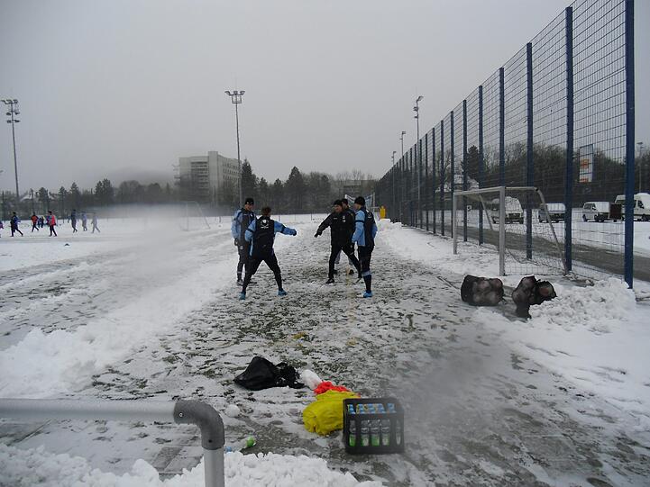 Hart , härter, Alexander Schmidt. Der Trainer des TSV 1860 schickte seine Jungs am Montagvormittag trotz klirrender Kälte, Schneeregen und schneebedeckten Trainingsplätzen raus zum Anschwitzen. Am Abend spielen die Löwen gegen den 1. FC Kaiserslautern. Die Bilder vom Matsch-Training