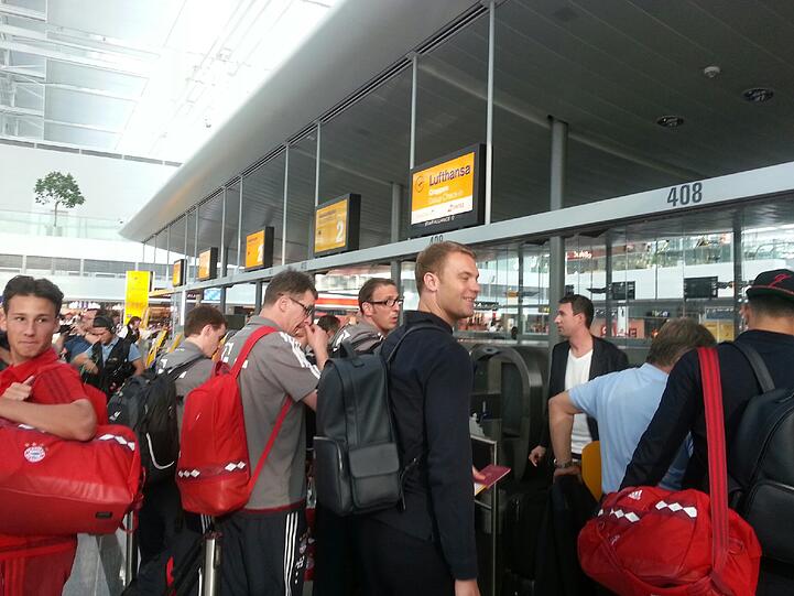 Warten auf den Check-In: Die Bayern-Stars am Flughafen München.