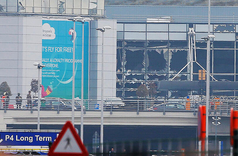 Zuvor kam es am Brüsseler Flughafen zu zwei Explosionen. Dabei wurde die Fassade des Abflugterminals stark beschädigt.