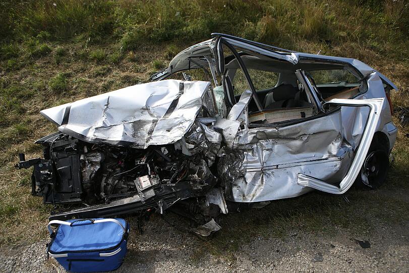Horror-Unfall in Unterfranken: Bei dem Frontal-Crash kommen zwei Menschen ums Leben.