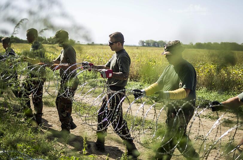 Grenze in Ungarn: Der rechtskonservative Regierungschef Orban will Flüchtlinge in riesige, von Bewaffneten bewachte Lager außerhalb der EU abschieben. Foto: Balazs Mohai