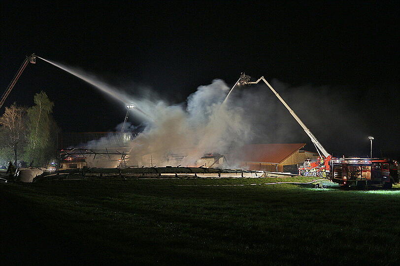 Eine komplett zerstörte Maschinenhalle und ein Großaufgebot der Feuerwehr: Die Bilder aus Baumhaum.