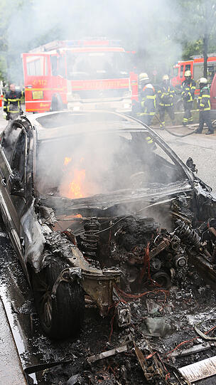Nachwirkungen der Krawallnacht vor dem Gipfel-Auftakt am Freitag: Abgebrannte Autowracks - einige von ihnen brennen sogar noch.