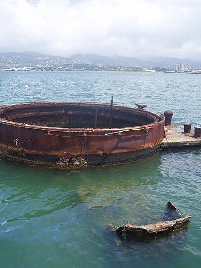 Die gesunkenen USS Arizona in der Bucht von Pearl Harbor.