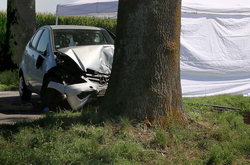 Der Mercedes kam aus bislang unbekannter Ursache von der Fahrbahn ab und prallte gegen einen Baum - der Fahrer starb noch an der Unfallstelle.