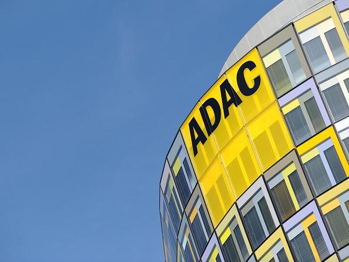 Das Logo des ADAC ist an der Zentrale in München zu sehen. Foto: Andreas Gebert/Archivbild