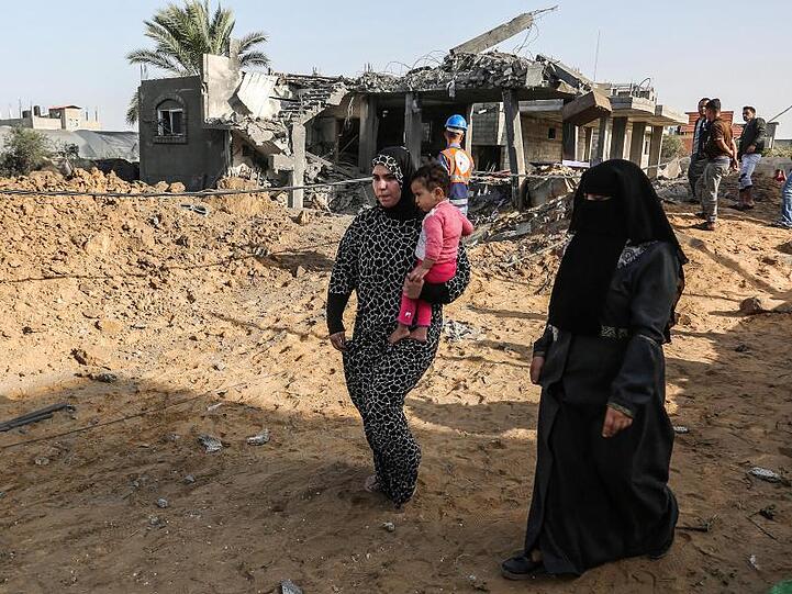 Palästinenser inspizieren ein beschädigtes Haus, das bei einem israelischen Luftangriff in Rafah im südlichen Gazastreifen zerstört wurde.
