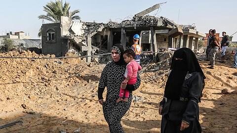 Palästinenser inspizieren ein beschädigtes Haus, das bei einem israelischen Luftangriff in Rafah im südlichen Gazastreifen zerstört wurde.