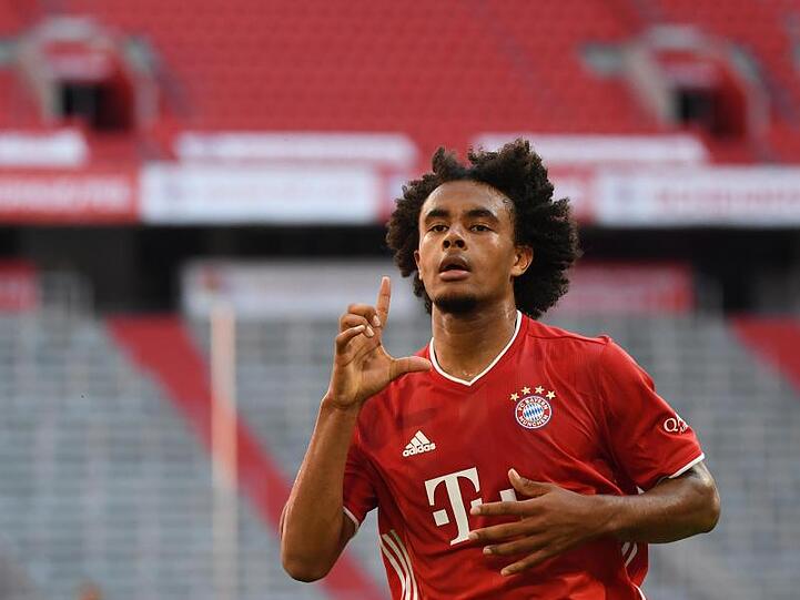 Joshua Zirkzee vom FC Bayern München jubelt während des Laufens. Foto: Matthias Balk/dpa/Archivbild