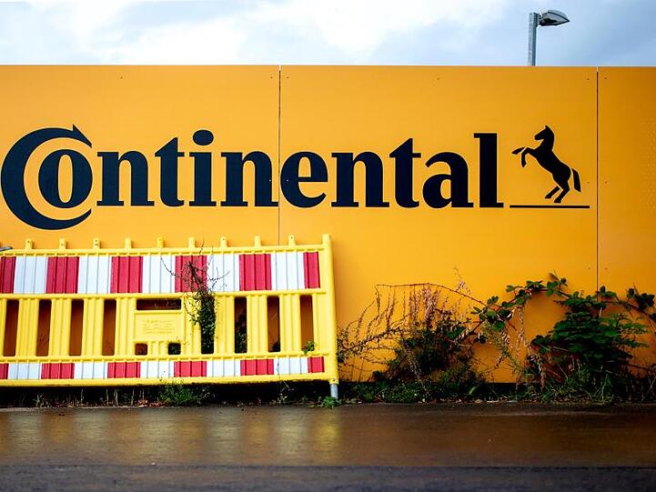 Eine Absperrung steht an der Baustelle der Konzernzentrale von Continental. Foto: Hauke-Christian Dittrich/dpa