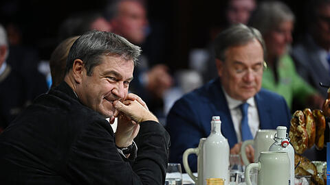 CSU-Chef Markus Söder (l.) und Unions-Kanzlerkandidat Armin Laschet beim Wahlkampfabschluss am Nockherberg.