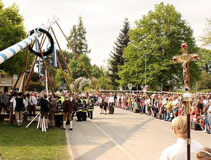 Die Haderner Burschen stellen ihren Maibaum am 1. Mai vor St. Canisius auf. 2011 machten sie das noch ohne Kran mit Muskelkraft.