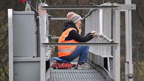 Auf der A9, Höhe Allianz Arena sind am Montagmorgen mehrere Klimaaktivisten auf eine Schilderbrücke geklettert.