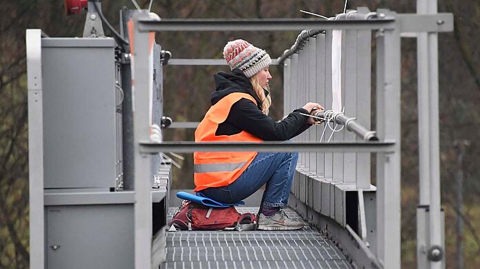 Auf der A9, Höhe Allianz Arena sind am Montagmorgen mehrere Klimaaktivisten auf eine Schilderbrücke geklettert.
