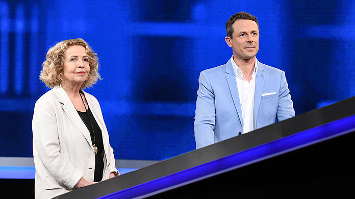 Schauspielerin Michaela May ist bei "Gefragt – Gejagt" mit Moderator Alexander Bommes zu Gast.