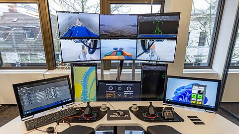 Radar, Funk, Steuerknüppel - aber alles in einem Büro mitten in Duisburg. Von hier aus werden Schiffe ferngesteuert.