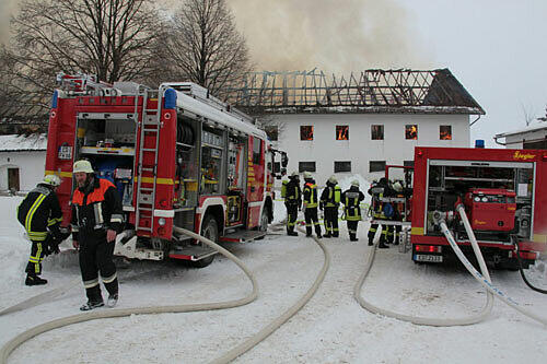 Tortz des Einsatzes der Feuerwehr wurde das Stallgebäude ein Raub der Flammen.