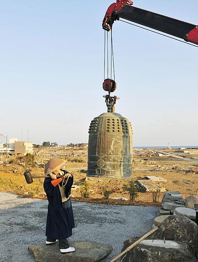 In der nördlichen japanischen Provinz Miyagi, die zu Beginn des Jahres von einem Tsunami getroffen worden war, schlägt ein Mönch die Glocke eines buddhistischen Tempels. Hiermit wird traditionell das neue Jahr gefeiert.