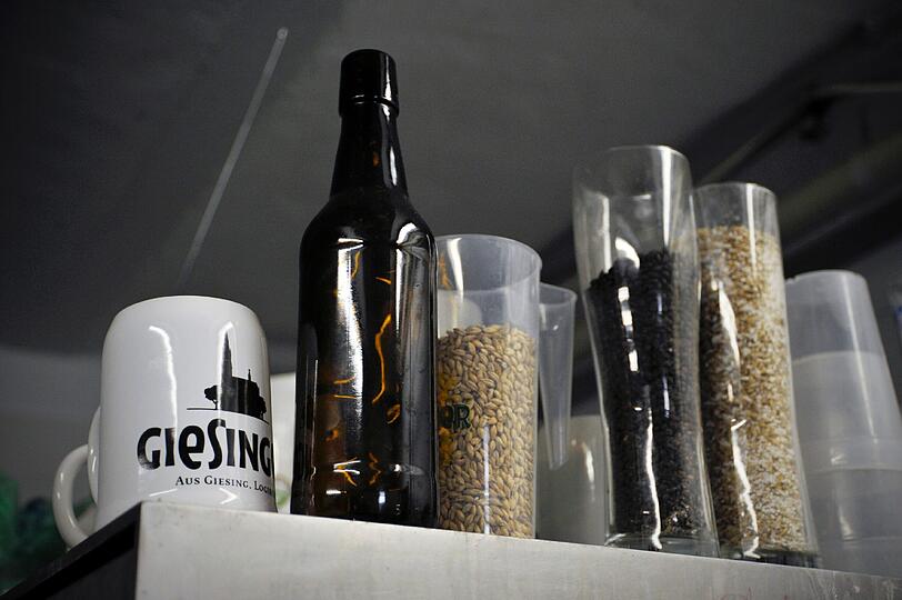 Bei der kleinen Brauererei "Giesiner Bräu" arbeiten derzeit 5 Personen an originellen Biersorten, wie die Untergiesinger Erhellung. Ein Rundgang durch die Brauerei.