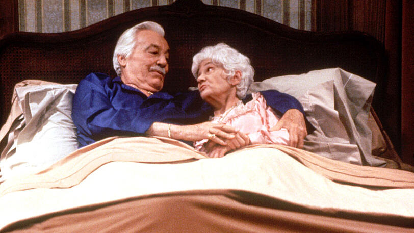 Liebe kennt kein Alter, wissen auch die "Golden Girls" aus der US-Serie. In dieser Szene vergnügen sich Cesar Romero und Estelle Getty.