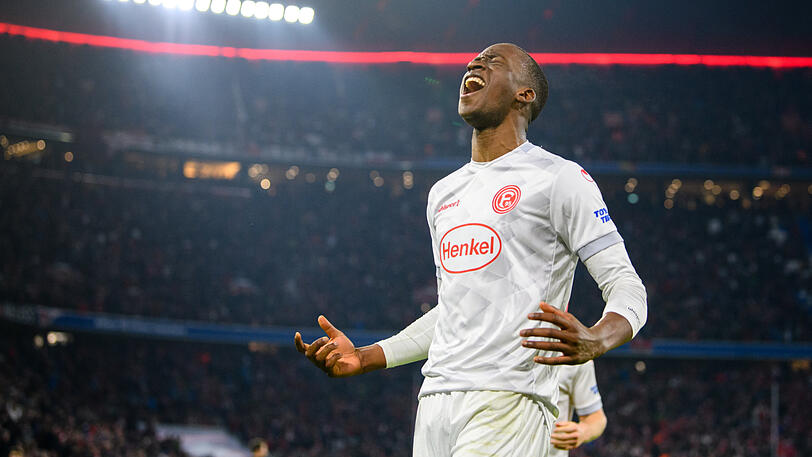 Fortuna Düsseldorf - 4 Prozent: Das 3:3 am 12. Spieltag gegen die Fortuna (im Bild Hattrick-Schütze Dodi Lukebakio) war der Tiefpunkt der Hinrunde &ndash; und bedeutete zugleich die Wende: Kovac und die Spieler rauften sich auf Druck der Bosse zusammen, anschließend gab es in der Liga nur drei Unentschieden und eine Niederlage.