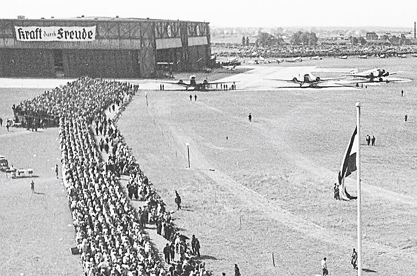 "Kraft durch Freude" steht auf dem Plakat hinten bei einem "Großflugtag" auf dem Oberwiesenfeld 1935.